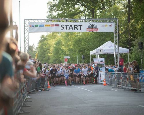 Ausgelassene Stimmung beim 11. DEE-AOK Firmenlauf Stuttgart auf der Waldau